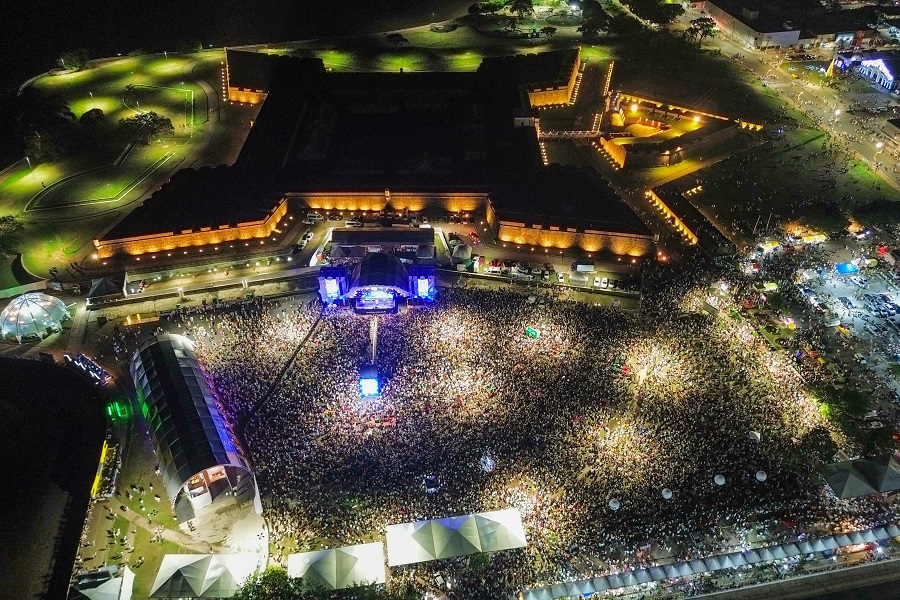 Luzes Atra Es E Presen A Massiva Do P Blico Marcaram Festas De