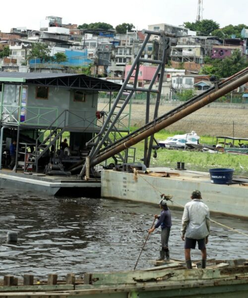 Balsa de garimpo é vista na região do Juruá, divisa entre Amazonas e Acre