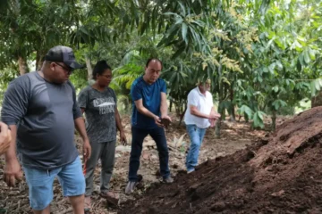 Prefeitura de Rio Branco entrega adubo para pequenos produtores do polo Geraldo Fleming