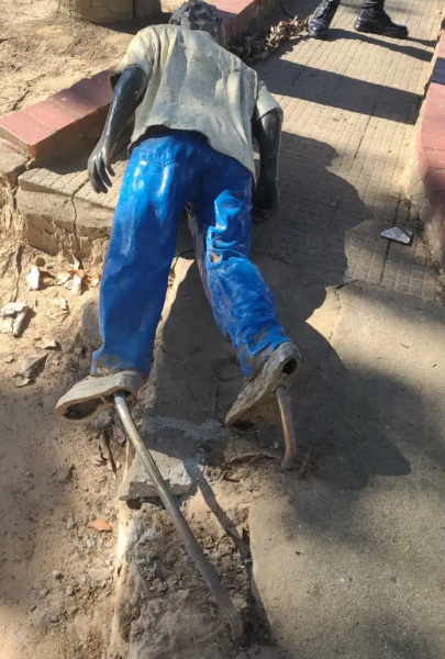 Estátua de Chico Mendes é alvo de vandalismo no Acre