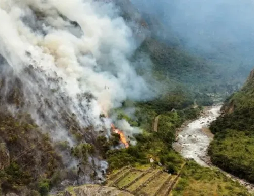 Incêndio florestal perto de Machu Picchu é controlado, mas alerta permanece na região