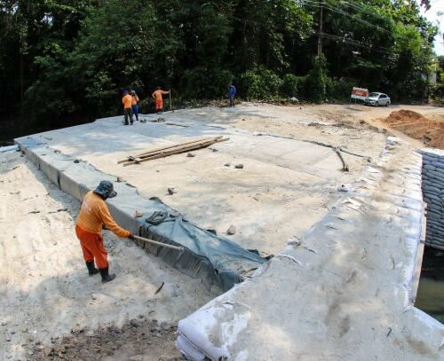 Obras da Prefeitura de Manaus de recuperação de rede de drenagem seguem com contenção de rip-rap e terraplanagem no conjunto Petros