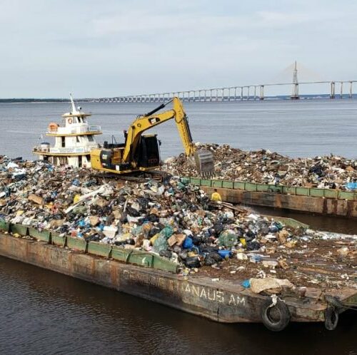 Toneladas de lixo são retiradas dos rios e igarapés que cortam a cidade de Manaus-AM
