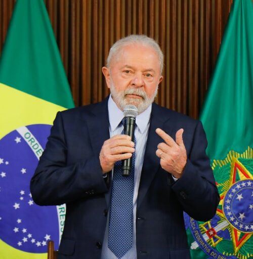 Lula assina decreto contra o garimpo em Roraima e diz: “Vamos tirá-los de lá”