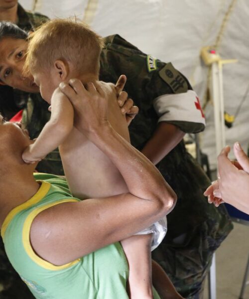 Mortalidade infantil Yanomami é 10 vezes maior que a registrada no  país