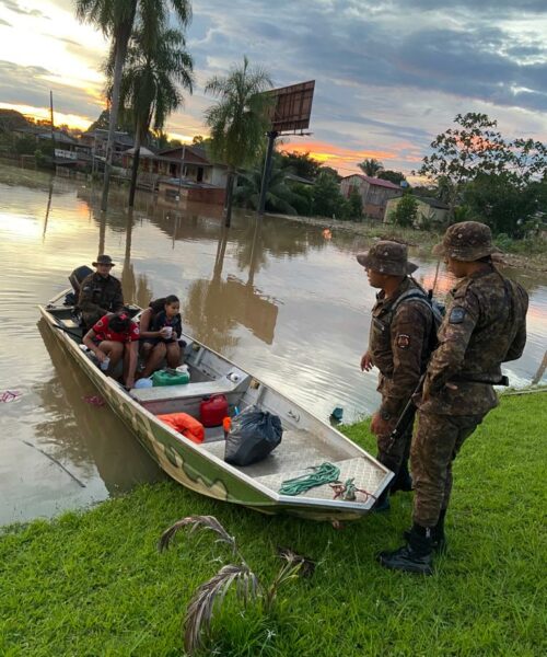 Policiamento é adaptado para garantir segurança e apoio a famílias durante enchente no Acre
