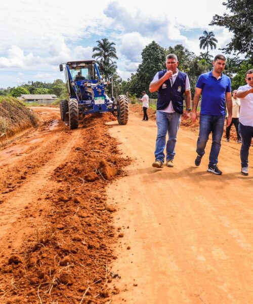 Parlamentares visitam obra de estrada que vai tirar ribeirinhos e produtores rurais do isolamento em Cruzeiro do Sul