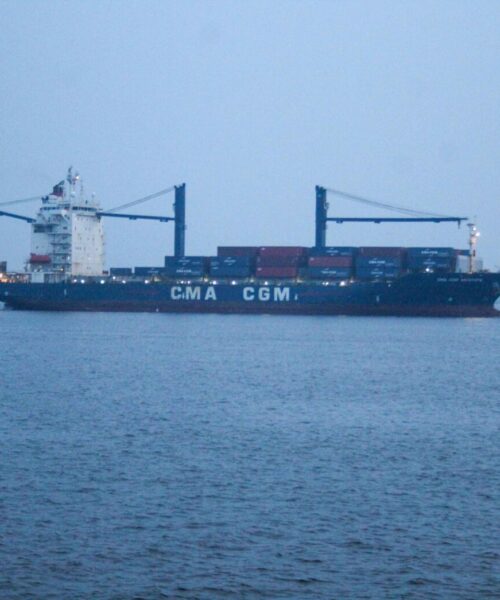 Navios de carga para abastecer indústria e comércio chegam a Manaus