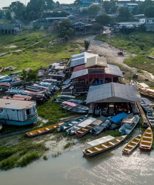 Rio Negro sobe lentamente e pescadores do Amazonas esperam retomar rotina