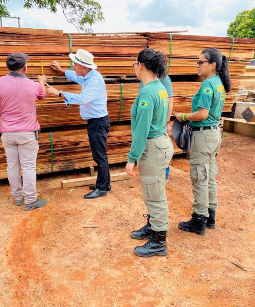 Prefeitura de Rio Branco recebe doação de madeira para o Programa 1.001 Dignidades