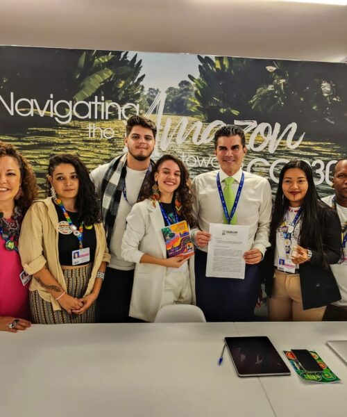 Juventudes amazônidas entregam manifesto ao governador Helder Barbalho durante COP 28, em Dubai