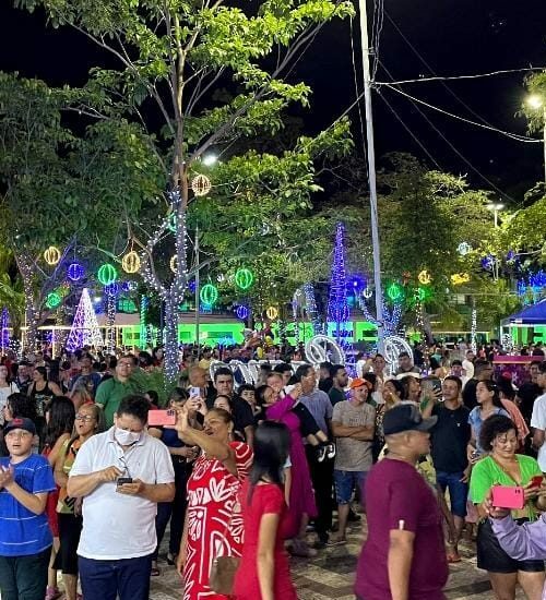 Aproximadamente 10 mil pessoas visitaram a Praça da Revolução, em Rio Branco, na noite de Natal