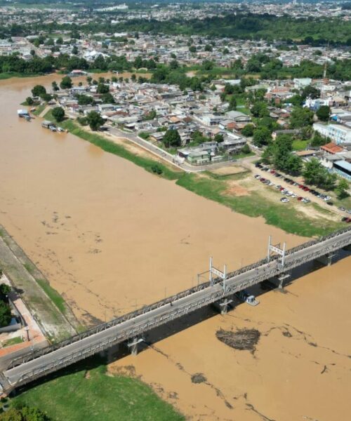 Deracre inicia retirada de balseiros de pontes acumulados nas águas do rio Acre