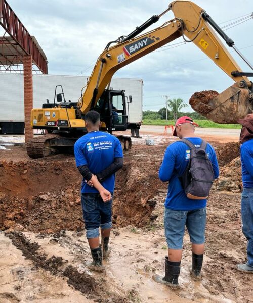 Prefeitura de Rio Branco realiza trabalho para normalizar fornecimento de água depois de rompimento de adutora