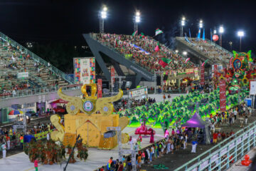 Desfile das escolas de samba reúne 60 mil espectadores no Sambódromo de Manaus