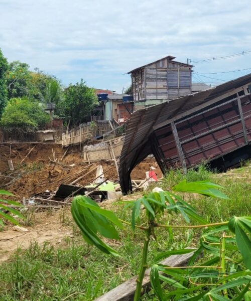 Prefeitura de Rio Branco leva assistência às famílias que tiveram casas destruídas por desbarrancamento no bairro Cidade Nova