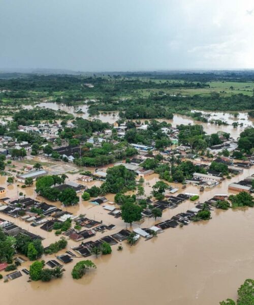 Rio Acre, em Rio Branco, atinge a segunda maior enchente já registrada. Comitiva de ministros faz visita a áreas atingidas no estado