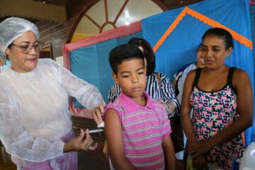 Com autorização dos pais, crianças de 10 a 11 anos são vacinadas nas escolas de Rio Branco