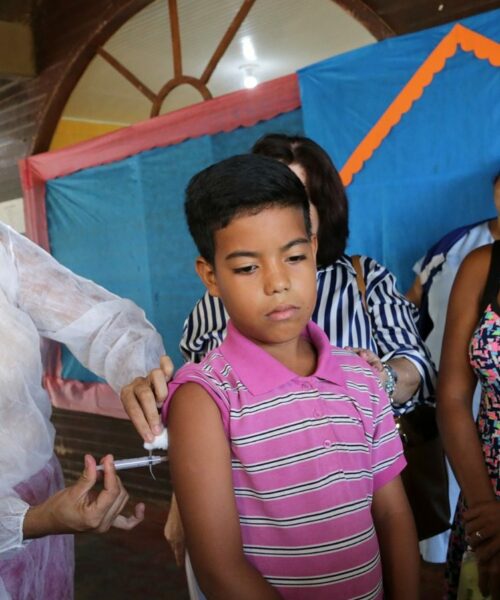 Com autorização dos pais, crianças de 10 a 11 anos são vacinadas nas escolas de Rio Branco