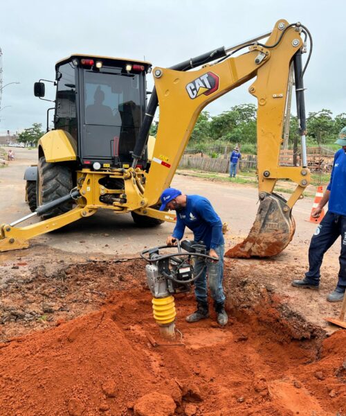 Prefeitura de Rio Branco faz mutirão para combater vazamento de água e obstrução do esgoto na Cidade do Povo