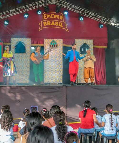 Praça da Revolução recebe Palco Móvel Emcena Brasil e diverte crianças da rede municipal de Rio Branco