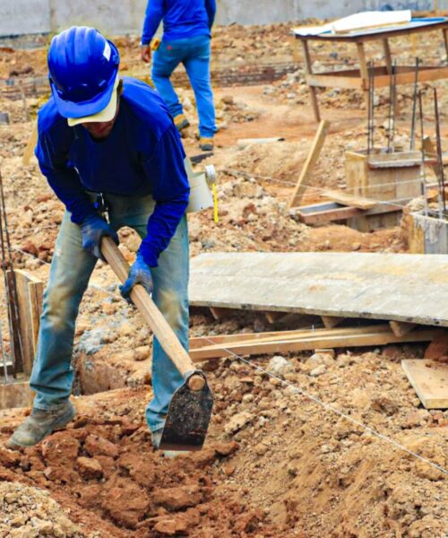 Prefeito vistoria construções de novas creches em bairros de Rio Branco