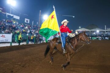 Prova de Três Tambores reúne famílias e amigos na Arena de Rodeios e Esporte Equestres da Expoacre