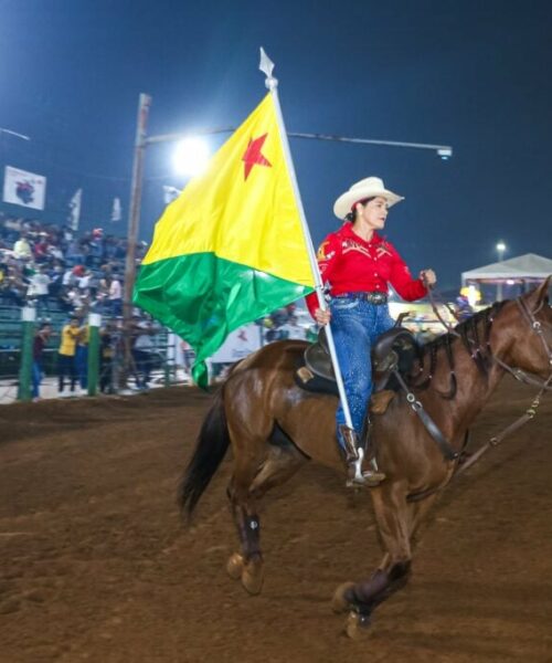 Prova de Três Tambores reúne famílias e amigos na Arena de Rodeios e Esporte Equestres da Expoacre