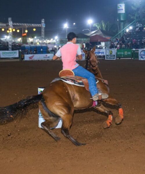 Competidores da Prova dos Três Tambores fazem testes na arena de rodeios da Expoacre