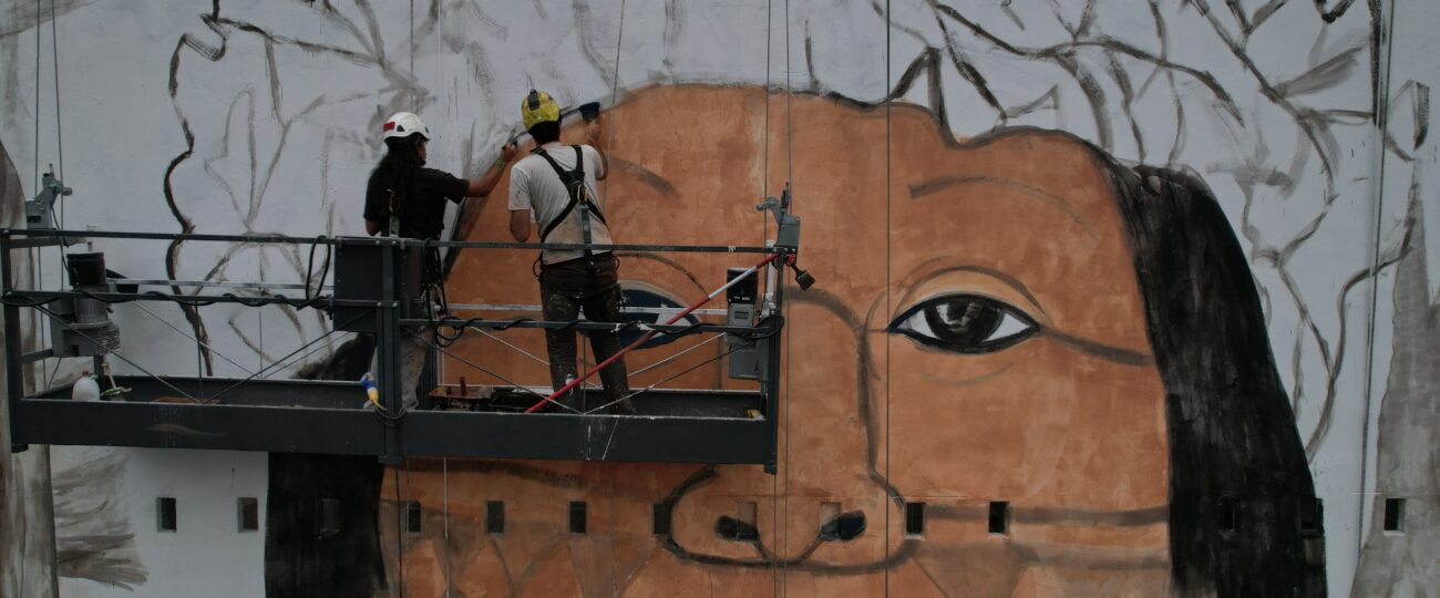 Artivista Mundano pinta mega-mural com cinzas de biomas brasileiros para denunciar quem lucra com destruição de florestas