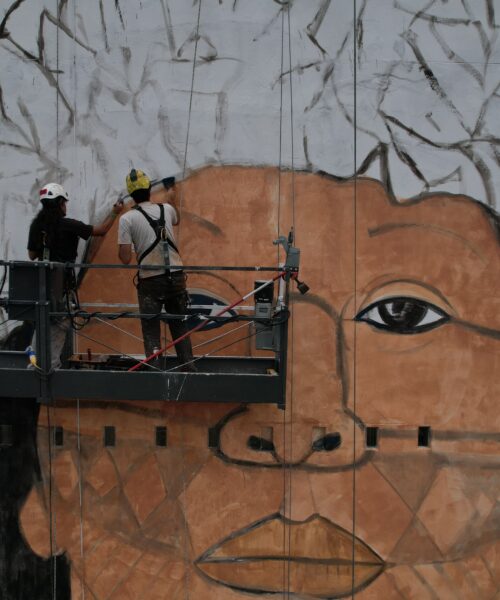 Artivista Mundano pinta mega-mural com cinzas de biomas brasileiros para denunciar quem lucra com destruição de florestas