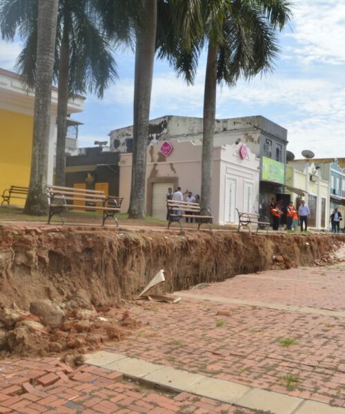 Prefeitura de Rio Branco realiza vistoria em erosão no calçadão do Novo Mercado Velho