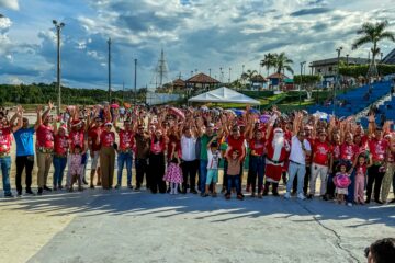 Luiz Gonzaga participa de entrega de presentes de Natal em Porto Walter, interior acreano