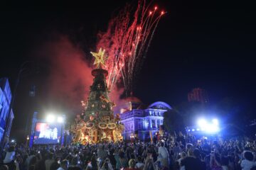 Multidão lota Largo de São Sebastião para acompanhar abertura oficial da temporada natalina em Manaus