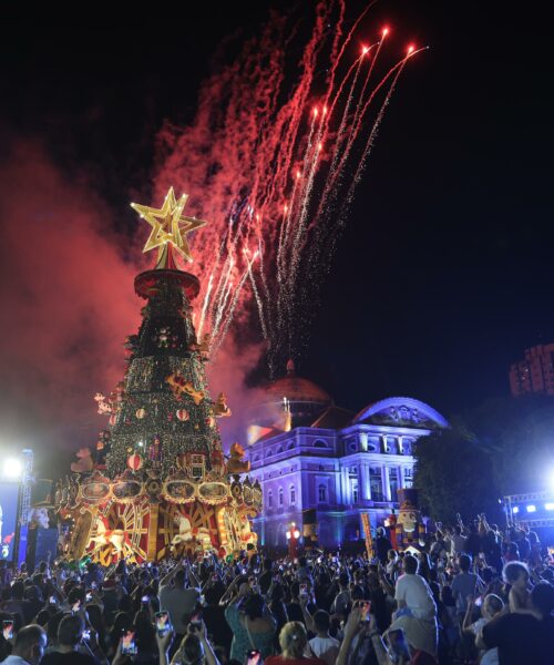 Multidão lota Largo de São Sebastião para acompanhar abertura oficial da temporada natalina em Manaus