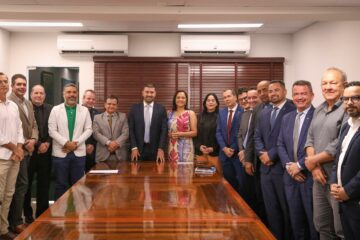 Nicolau coordena reunião da base do governo em visita de Mailza à ALEAC