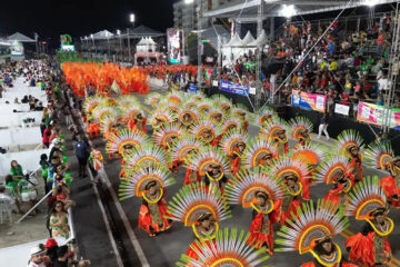 Carnavalescos levam histórias e glamour para avenida embalados por sonhos construídos nos barracões das escolas de samba do Amapá