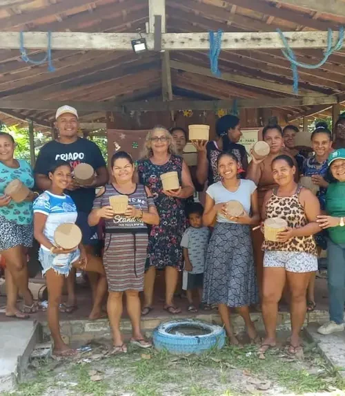Emater capacita artesãs da Ilha de Cotijuba, no Pará, para reciclagem de papelão 