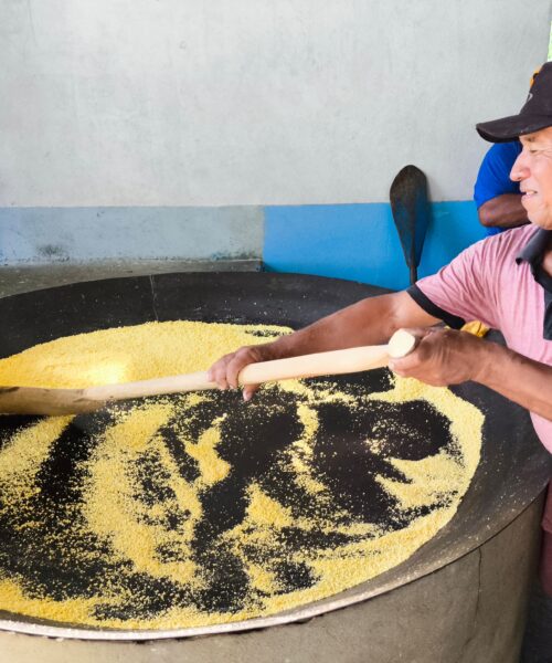 No interior do Amazonas, curso de produção de farinha de mandioca do Idam beneficia agricultores familiares