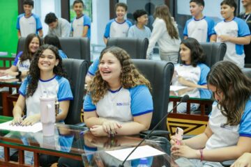 Visita guiada leva estudantes a terem aula prática de política e história na Assembleia Legislativa do Acre
