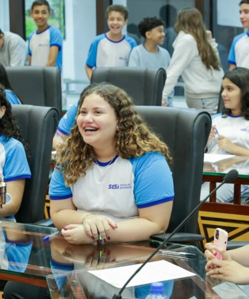 Visita guiada leva estudantes a terem aula prática de política e história na Assembleia Legislativa do Acre