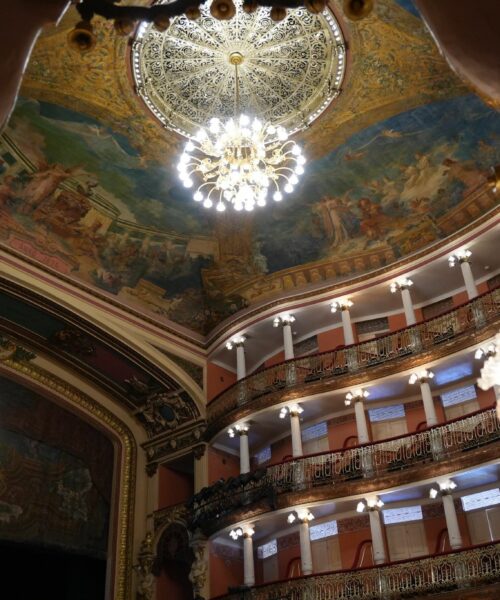 Visitas ao Teatro Amazonas revelam história, arte e arquitetura do principal cartão-postal de Manaus