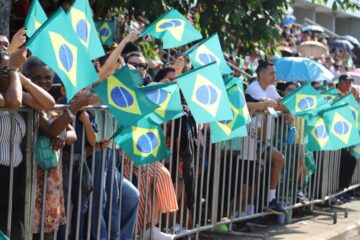 Multidão prestigia desfile cívico de 7 de setembro em Rio Branco