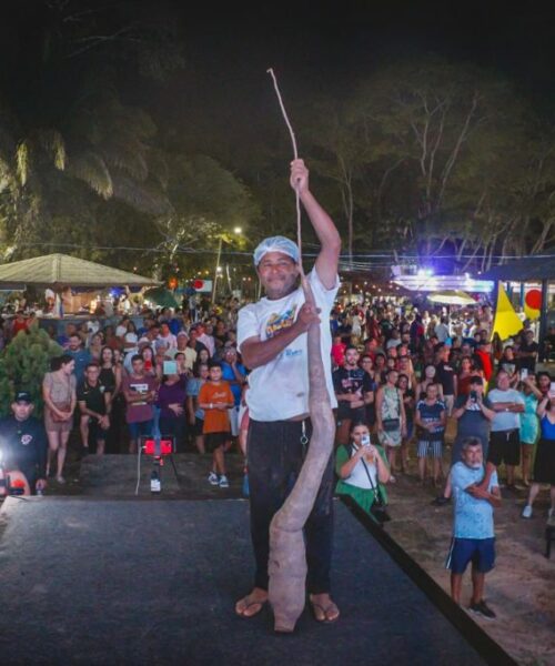 Produtor vence concurso da maior macaxeira com raiz de 11 quilos em festival no Acre