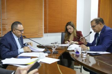 CCJ da Aleac aprova projetos voltados à saúde, proteção infantil e inclusão social