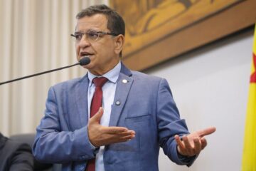 Deputado Luiz Gonçaga celebra liberação do morango peruano e propõe indústria de farinha em Cruzeiro do Sul
