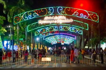 Rio Branco acende iluminação natalina e apresenta novidades na programação de 2025