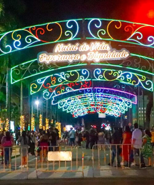 Rio Branco acende iluminação natalina e apresenta novidades na programação de 2025