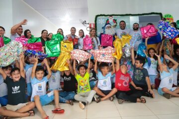 Prefeitura de Rio Branco entrega brinquedos a crianças atendidas pelo CRAS da Baixada da Sobral