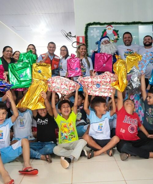 Prefeitura de Rio Branco entrega brinquedos a crianças atendidas pelo CRAS da Baixada da Sobral